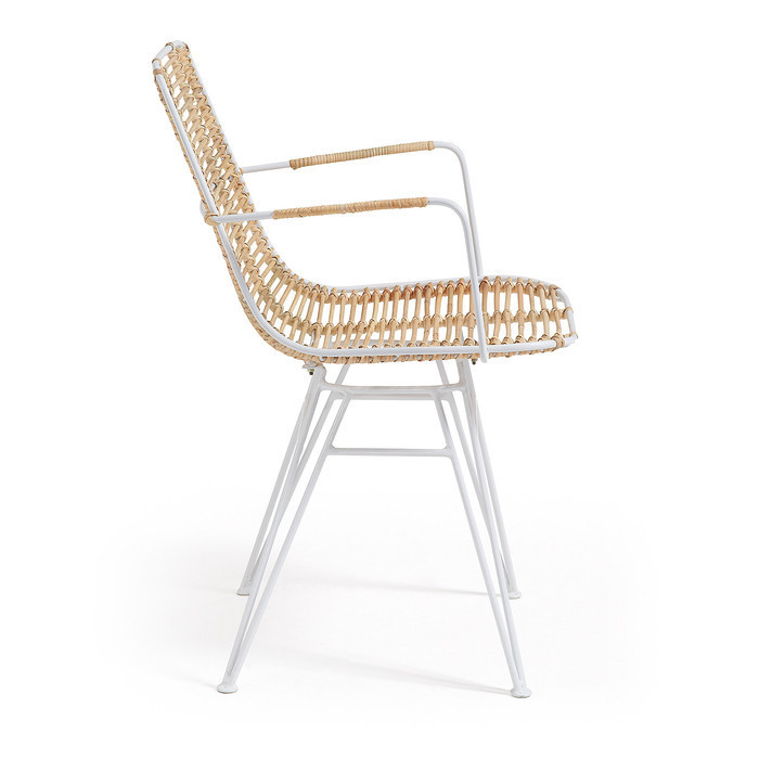 fauteuil avec structure en metal blanc et assise en rotin nils