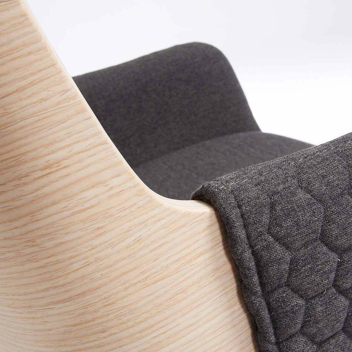 fauteuil de table scandinave bois et tissu gris anthracite lydia détail accoudoirs