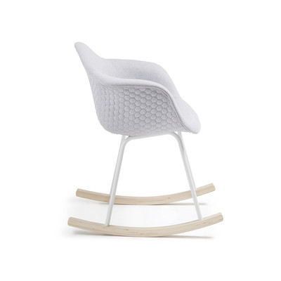 fauteuil a bascule scandinave avec assise en tissu gris et piètement en acier