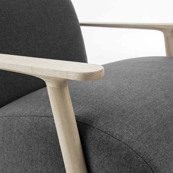 fauteuil scandinave en bois de frêne et tissu gris anthracite modele ash accoudoirs en frêne