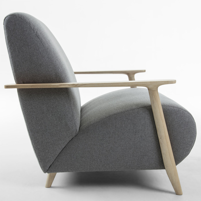 fauteuil scandinave en frêne massif et tissu polyester ash gris clair