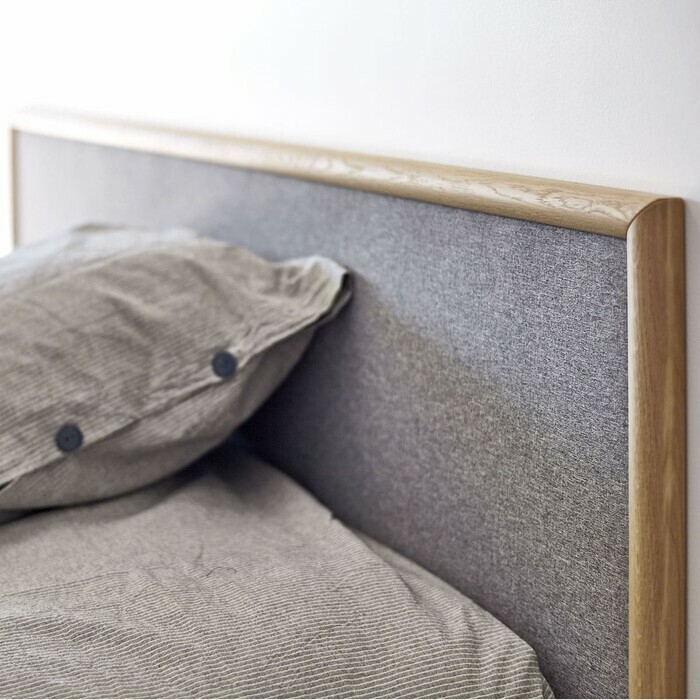 Tête de lit en tissus gris et contour bois