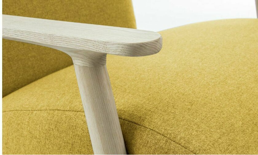 fauteuil scandinave en bois de frne et tissu jaune modele ash accoudoirs en frne